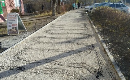 Подготовка к асфальтированию тротуара в Саратове
